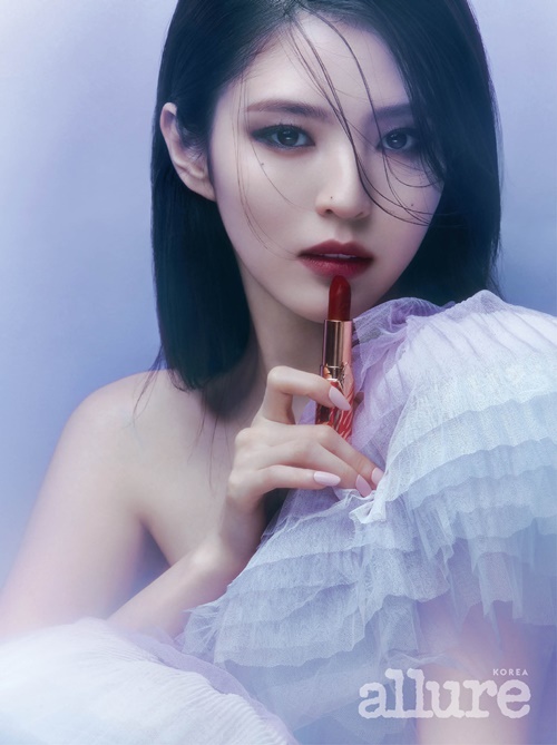 한소희 화보, 강렬 레드립