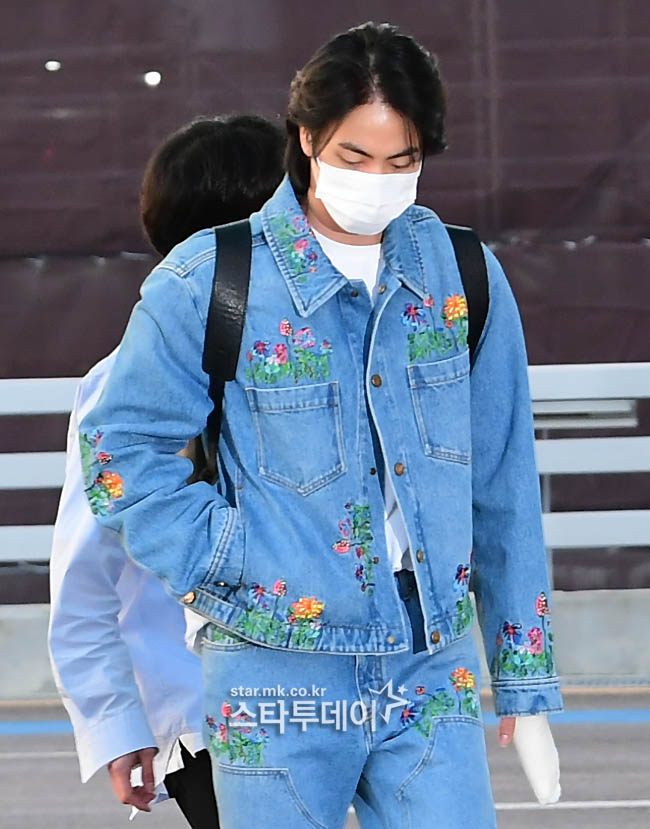 [포토] 진, 손 붕대감고 미국행
