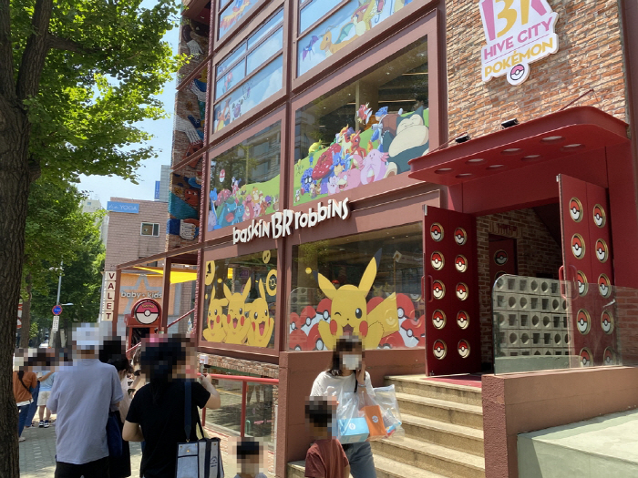 평일 1500명씩 몰려…한남동 포켓몬 천국 어떻길래 [르포]