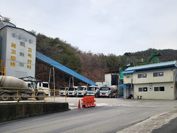 “레미콘 동났다” 공사중단 위기 건설사...“입주 차질에 배상금 물어낼 판”
