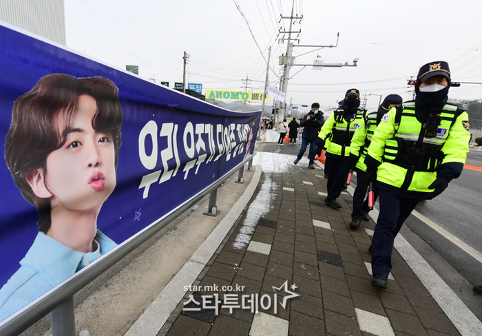 BTS 진 입대 앞둔 부대 앞은 지금…[MK포토앨범]
