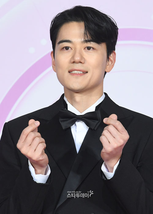 [포토]홍성기, 아내 이현이 향해