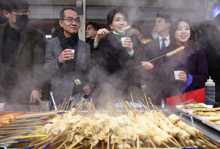 대구 서문시장 찾은 김건희…떡볶이에 납작만두 ‘찍먹’한후 “다시 오겠다” 새끼손가락 약속