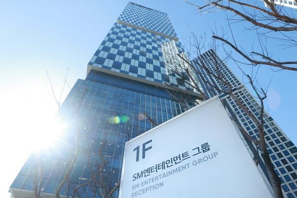 하이브-카카오 ‘쩐의 전쟁’ 초읽기?...에스엠 사들이는 초고수
