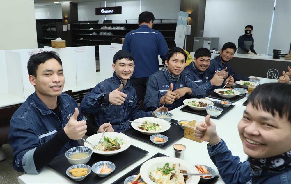 귀한몸 외국인 노동자…기도실에 할랄푸드 제공까지