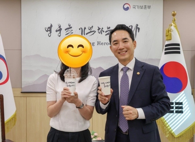 ‘군인 응원’ 빽다방 알바생, 보훈부 선물 기부…감동받은 장관, 이것 써줬다