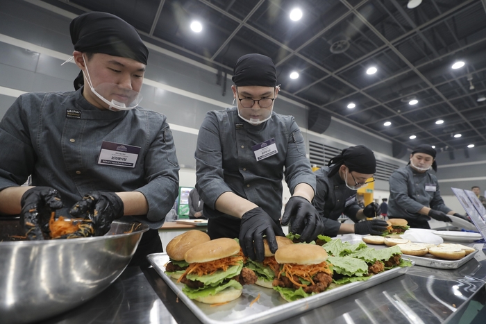 “파이브 가이즈 못지않은 ‘군대리아’ 맛보시지 말입니다”
