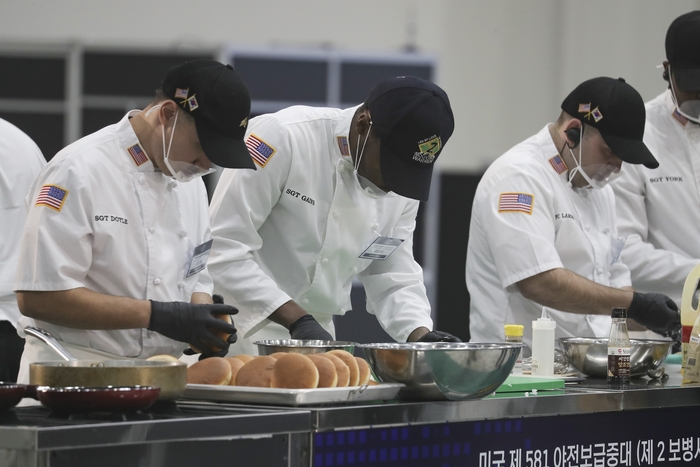 “파이브 가이즈 못지않은 ‘군대리아’ 맛보시지 말입니다”