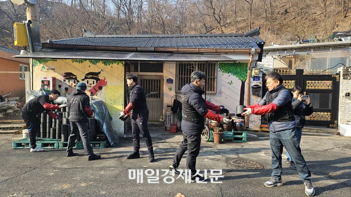 연탄 필요한 가구 서울에 1827곳...한파에도 얼지 않는 연탄 나눔
