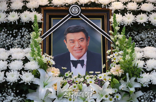 故남궁원 영면…홍정욱 “존경받는 배우·가장이길 원했던 아버지”