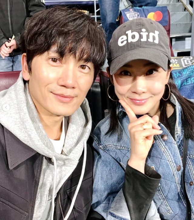 지성♥이보영, 야구장 데이트