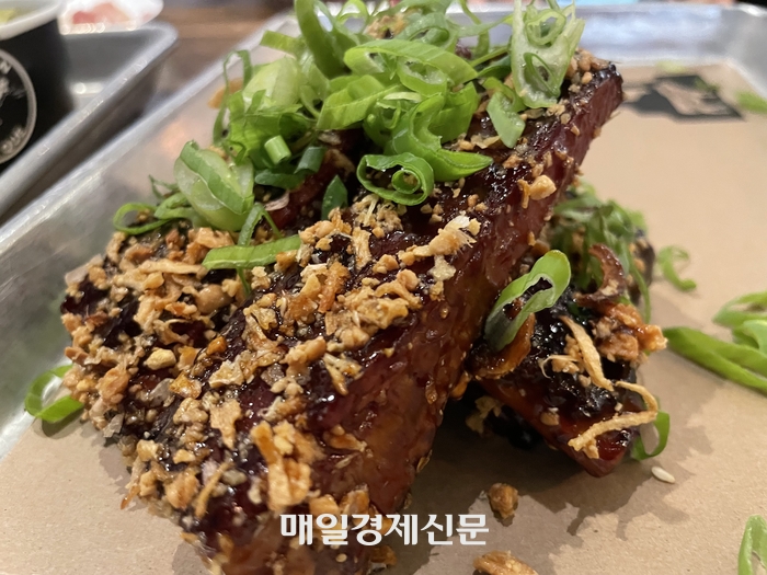 장갑 끼고 뜯어먹는 돼지 등갈비…이 동네에서도 ‘국룰’ 됐네 [특슐랭 in 뉴욕]