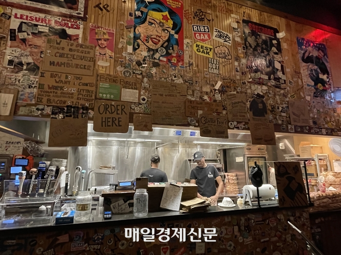 “붉은 커튼 속 비밀의 방에 뭐가 있길래”…‘최고의 맛’ 본 손님들 줄줄이 나오네 [특슐랭 in 뉴욕]