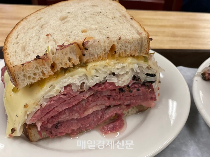여배우 특이한 행동으로 유명한 ‘그 식당’...샌드위치 속 고기가 환상적이네 [특슐랭 in 뉴욕]