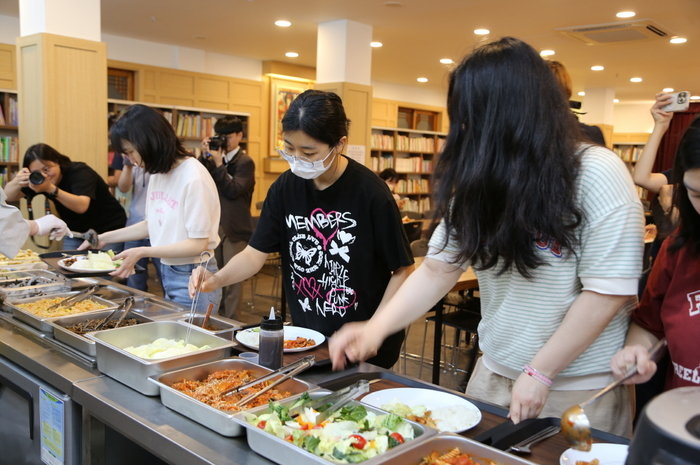 “감사해서 몸둘바 모르겠어요” 대학가 흔든 ‘공짜 점심’
