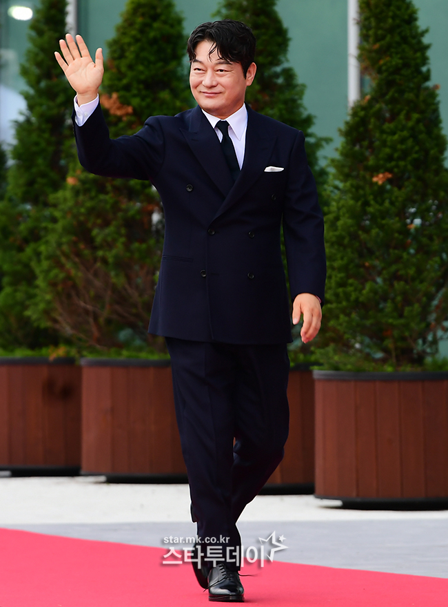 [포토] 팬들에게 인사하는 조성하