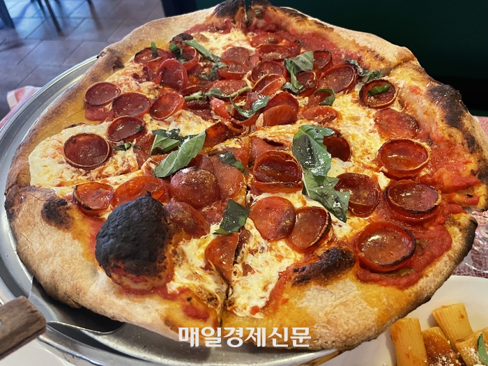 “석탄 화덕에 구워 아주 제대로네”…119년 역사 ‘이곳’서 피자의 육즙을 느꼈다 [특슐랭 in 뉴욕]