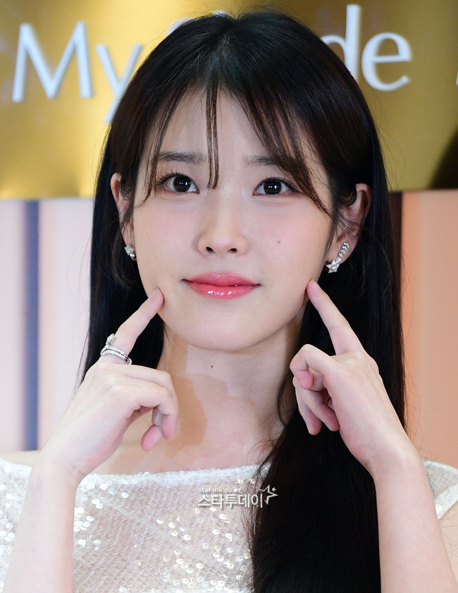 [포토]아이유, 깜찍 볼콕
