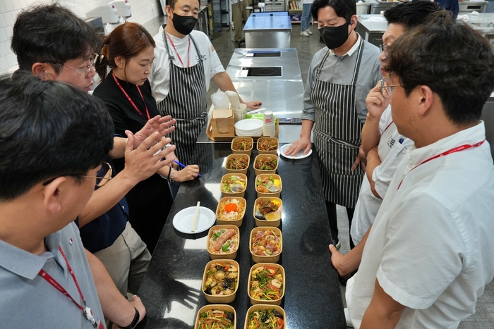 “뭐 좀 먹으면 점심 2만원 훌쩍”...3900원 마트식당 등장에 직장인 숨통