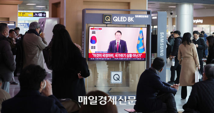 [포토] 대통령 담화 지켜보는 시민들