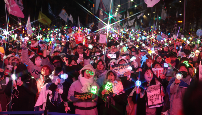 외신도 주목한 ‘K-팝 응원봉’ 시위…“콘서트 같다, 새 시위 문화”
