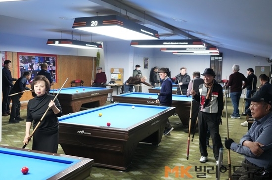 [불황극복 당구장] ‘평일 오후에도 북적’ 40년차 당구장 사장님의 노하우…‘시니어 천국’ 종로 정석당구장
