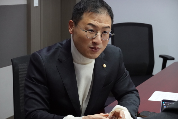 [단독] 김상욱 “친윤의 尹 추종은 잘못…전두환 추종 세력과 똑같아”