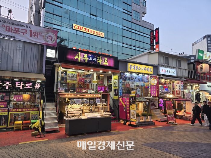 외국인들이 점괘를 더 좋아하네…생시까지 들고 사주카페 찾는다는데
