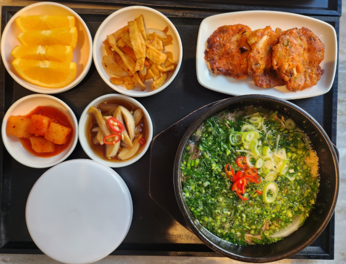“집밥 대신 아파트밥, 편하네”…미쉐린 메뉴에 참치 해체쇼까지 펼쳐진 이 곳