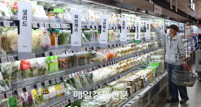 “집이 최고, 나가면 돈만 쓰지”...발길 완전히 끊긴 오프라인 매장, 편의점도 안 간다
