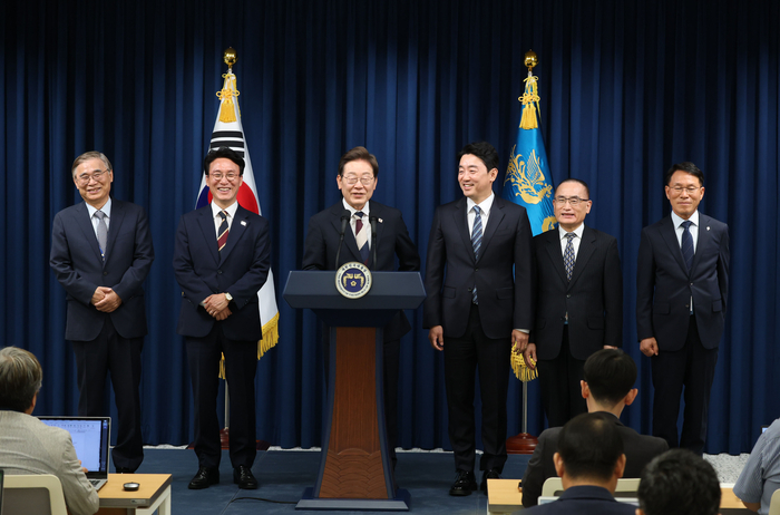 “선거 전략 총괄한 전략통”…70년대생 ‘젊은’ 비서실장, 강훈식은 누구?