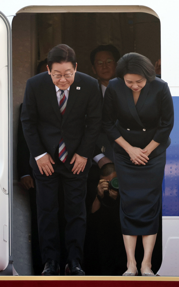 이 대통령, 순방 마치고 귀국…물가 안정·개혁 등 국내 현안 집중