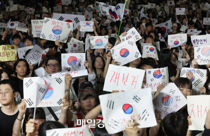 밤늦게까지 이어지는 잠실 개표소 재선거 요구 시위