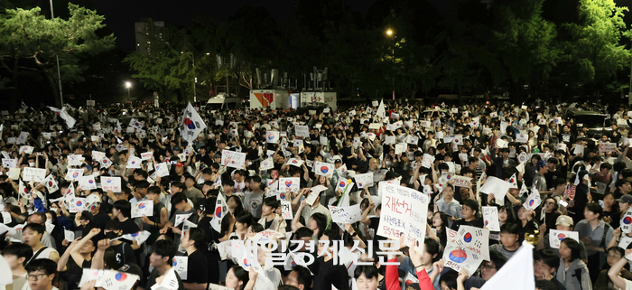 밤늦게까지 이어지는 잠실 개표소 재선거 요구 시위