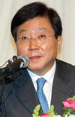 KT&G, 기업사냥꾼에 굴복