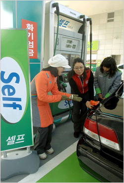 고유가… 셀프주유소 다시 뜬다