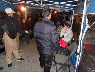 [새벽 인력시장 가보니] 2주째 허탕… 경기한파 추위보다 더해요