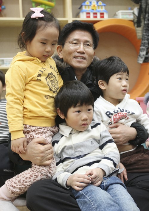 김문수 지사, 무료 키즈카페 ‘아이♥맘 카페’방문