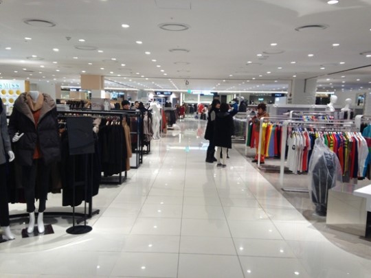 한류 패션 대거 입점 “아웃렛 관광 활짝”