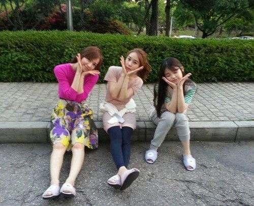 손태영-아이유-유인나 꽃받침, 같은 포즈로 세 자매 인증 예뻐