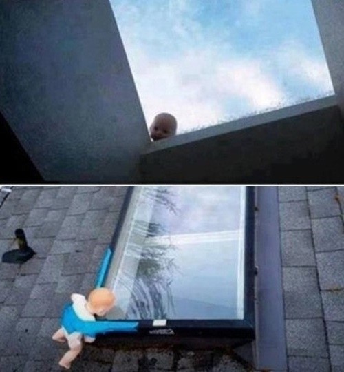 가장 무서운 인형, 천장 올려다봤더니 내려다보는 아기 섬뜩