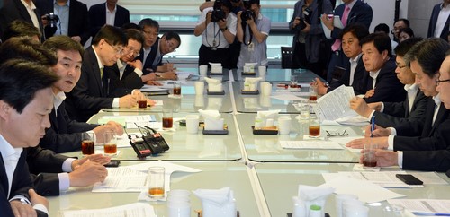 [사진] STX조선 관련 회동서 경청하는 신제윤 금융위원장