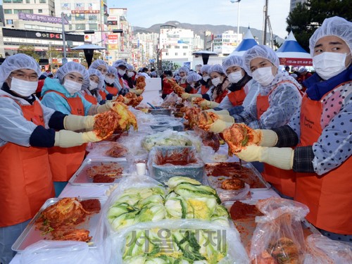 부산지역 롯데그룹 관계사 사랑의 김장 1만포기 담그기행사 진행