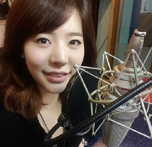 써니 라디오 DJ 인증샷, 뽀얀 피부에 마이크 앞에두고 떨려