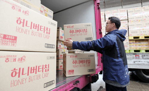 허니버터칩, 웃돈 주고도 못사는 과자는 처음 봐… 생산 2배 늘린다고 품귀해소 되겠나