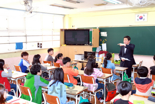 강득구 경기도의회 의장, 안양 석수초등학교 찾아 특강