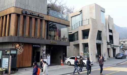 [젠트리피케이션] 임대료 폭탄에 떠나는 토박이 상인… 골목이 낭만이 사라진다
