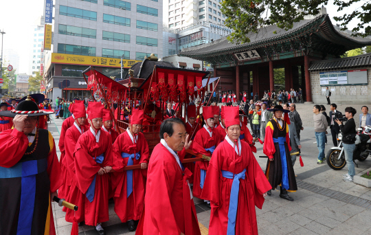 대한제국 선포···물럿거라, 주상전하 행차시다