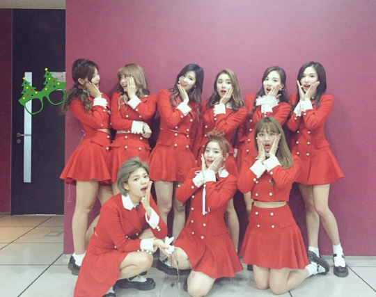 ‘음악중심’ 트와이스, 크리스마스 산타걸로 깜짝 변신···‘깜찍하네’