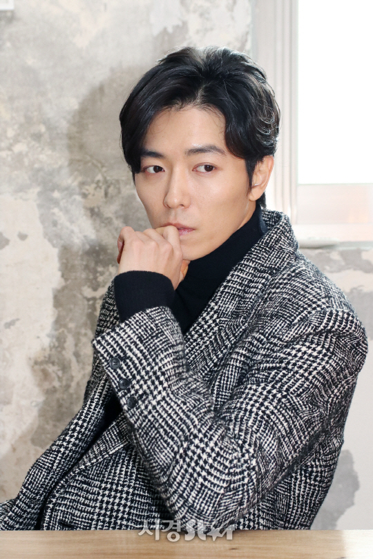 [인터뷰] 김재욱, 끊임없이 궁금한 배우가 선택한 ‘다른 길이 있다’